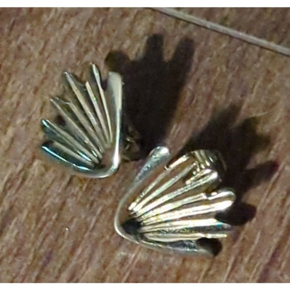 Vintage Womens Gold Tone Clam Seashell Clip On Earrings Grass 60s? Seaweed Small - Picture 1 of 4